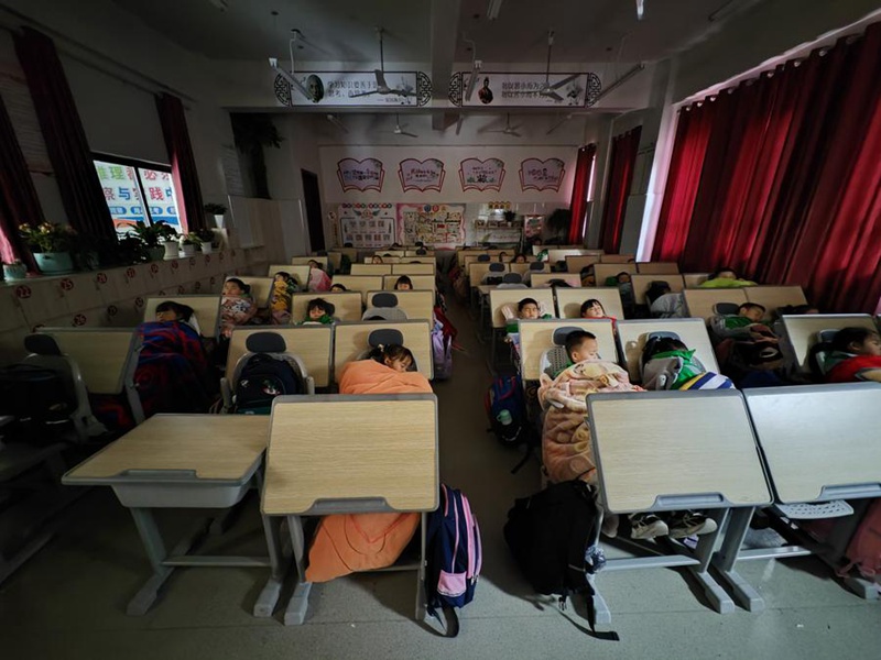 구이저우성 룽리(龍里)현 제6초등학교 1학년 학생들이 교실에서 낮잠을 잔다. [3월 20일 촬영/사진 출처: 신화사]