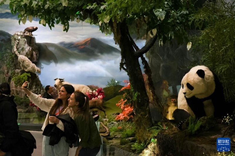 관람객들이 자이언트판다 국제문화교류센터에서 사진을 찍는다. [4월 22일 촬영/사진 출처: 신화사]