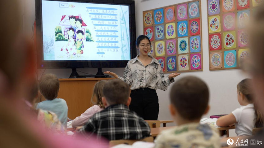 헝가리-중국 이중언어학교의 롼원잉(阮文英) 중국 선생님이 학생들에게 수업 중이다. [5월 8일 촬영/사진 출처: 인민망]