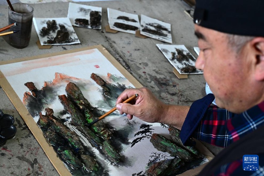 천루이밍은 나무껍질 그림을 창작하고 있다. [4월 10일 촬영/사진 출처: 신화사]