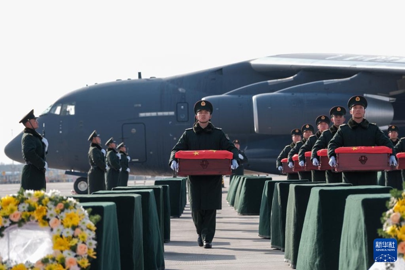 28일 선양 타오셴국제공항에서 의장대가 지원군 열사 유해가 안치된 봉안함을 특별기에서 봉안함 안치구역으로 호송하고 있다.