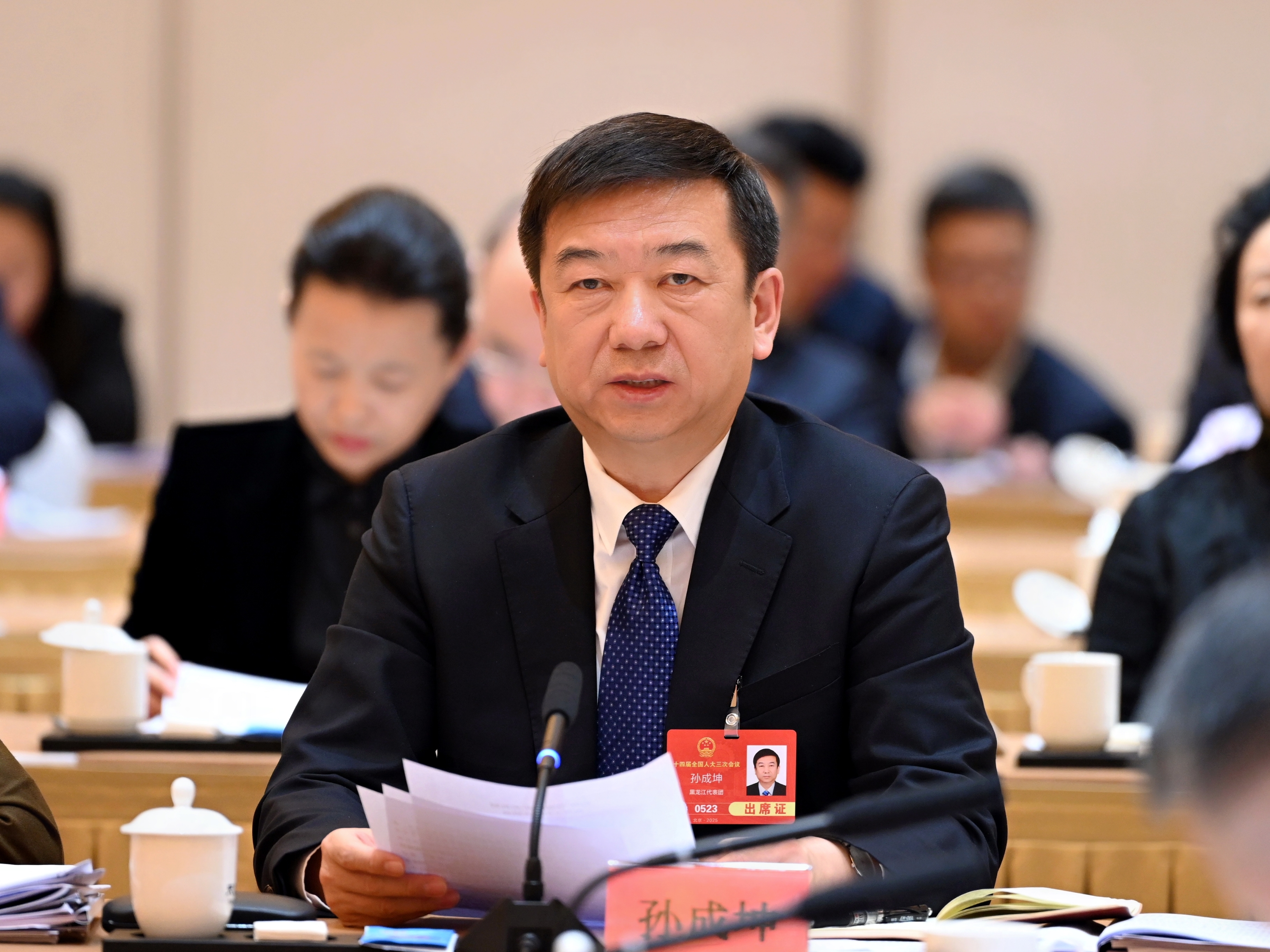 孙成坤传达学习习近平总书记在全国两会期间的重要讲话和全国两会精神。.jpg