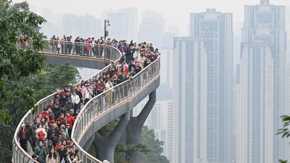 아찔한 높이... 관광객들로 붐비는 중경 아령잔교