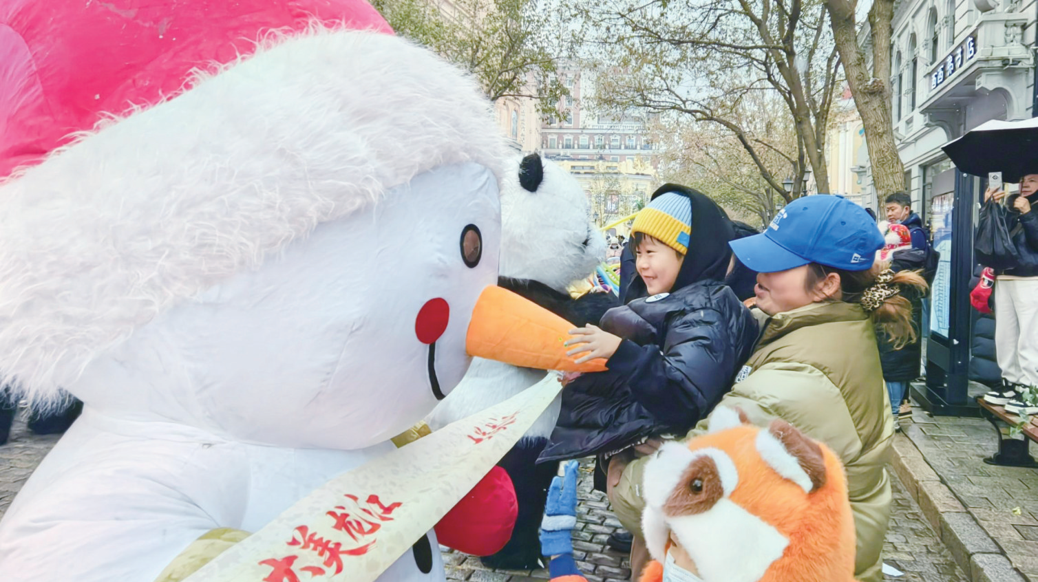 중앙대가에서 펼쳐진 퍼레이드