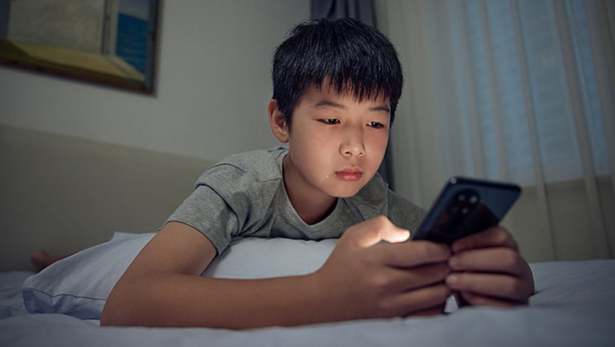 AI에 빠진 4세 아이, 친구와 놀지 않아요!