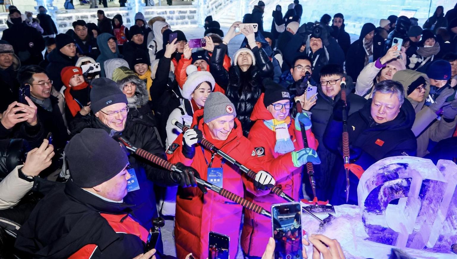 세계 시장 대화·할빈｜각국 시장단 '빙천설지 동화세계' 테마 얼음건축군 방문