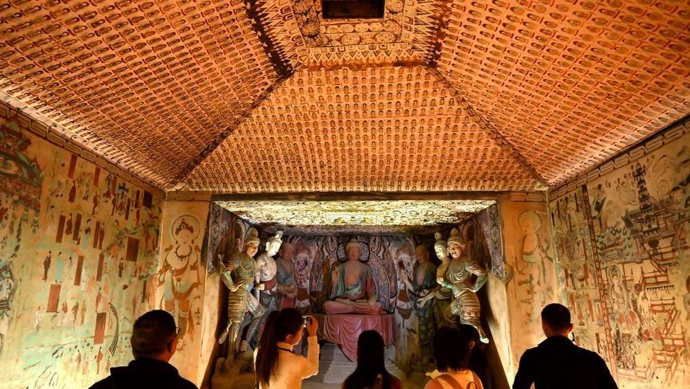 감숙 돈황시, 박물관 참관하는 관광객들