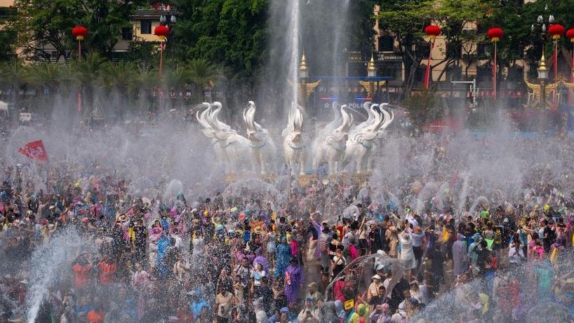 물총 공격을 받아라~ 즐거운 발수절 행사 속으로