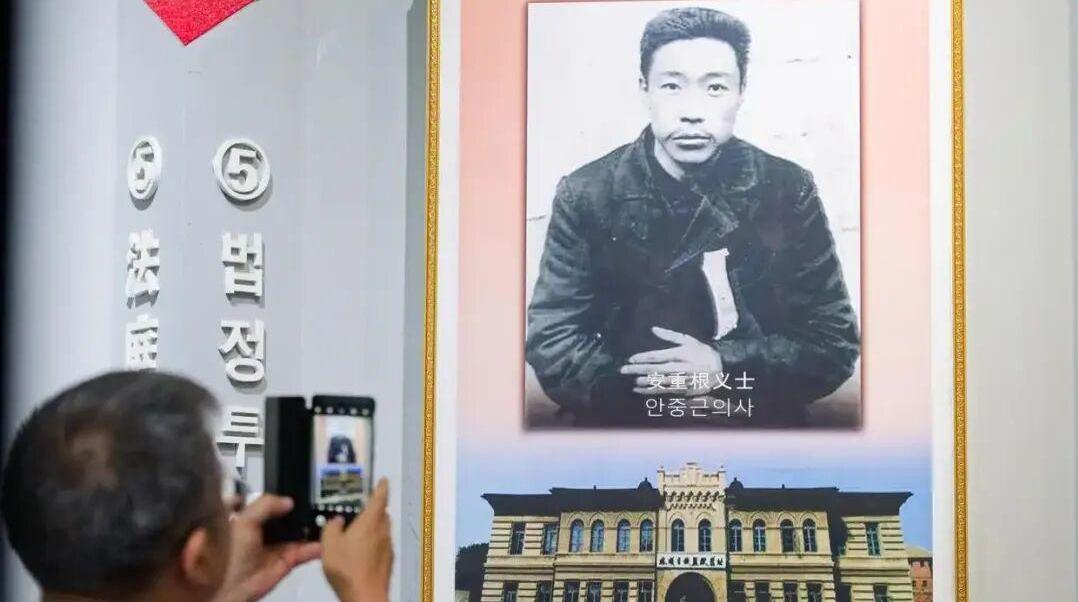 안중근 탄신 147주년... 안중근의사기념관 찾은 사람들
